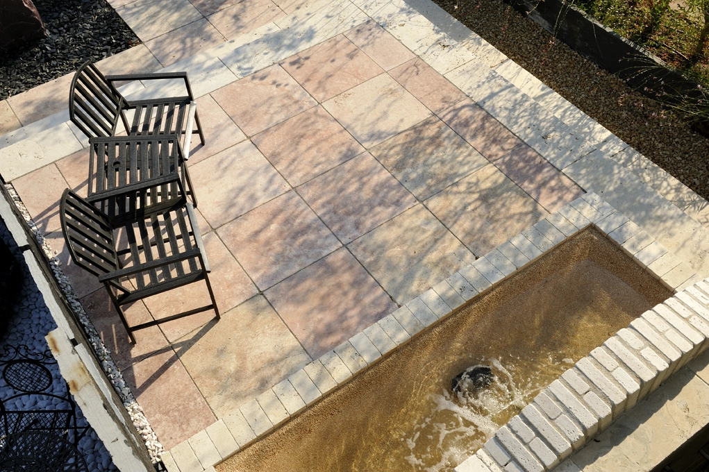 trawertyn rossa różowy klasyczny wykończenie antyczne na taras na zewnątrz.webp